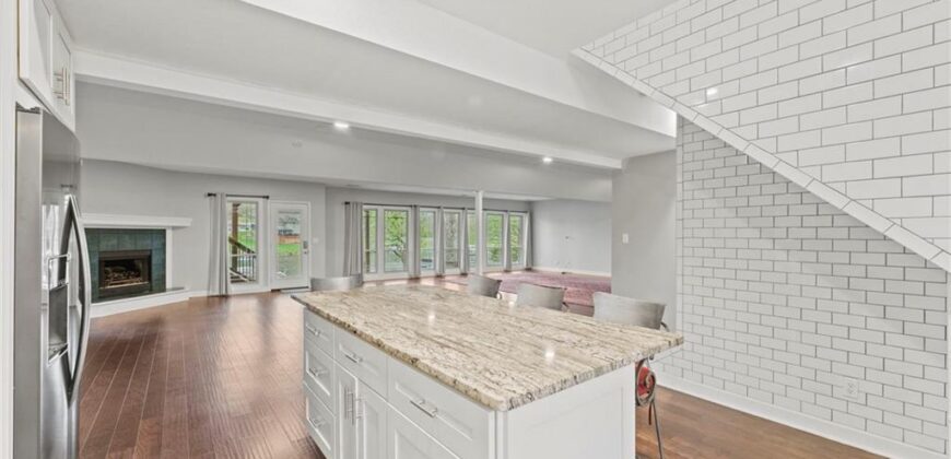 551 NW North Shore Drive, Lake Waukomis, MO 64151