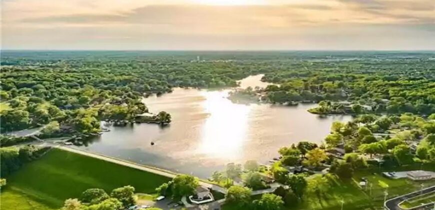 551 NW North Shore Drive, Lake Waukomis, MO 64151