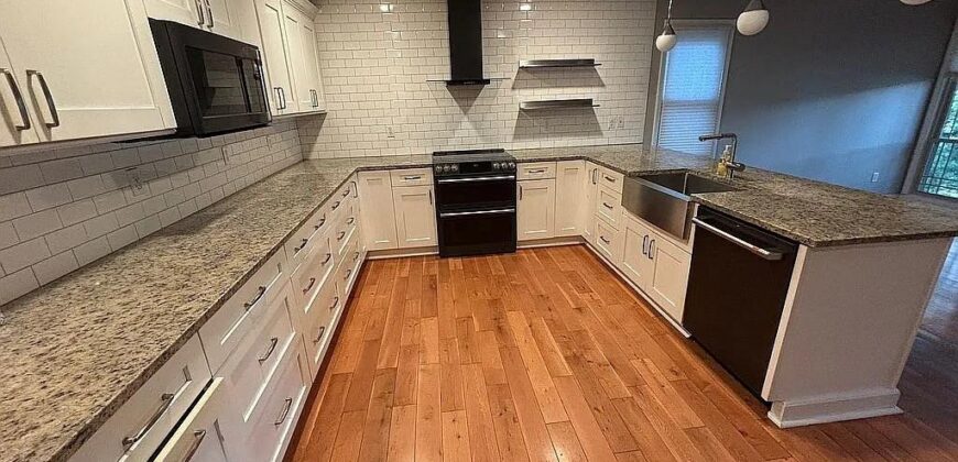 551 NW North Shore Drive, Lake Waukomis, MO 64151