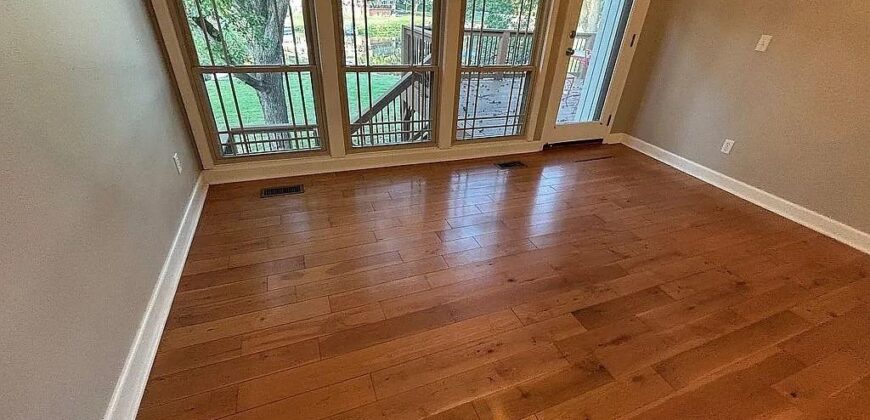 551 NW North Shore Drive, Lake Waukomis, MO 64151