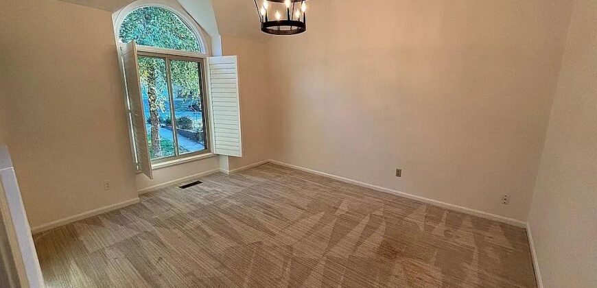 551 NW North Shore Drive, Lake Waukomis, MO 64151