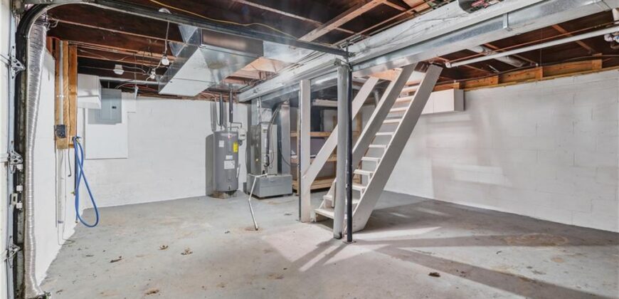 6200 NE Russell Road, Kansas City, MO 64117