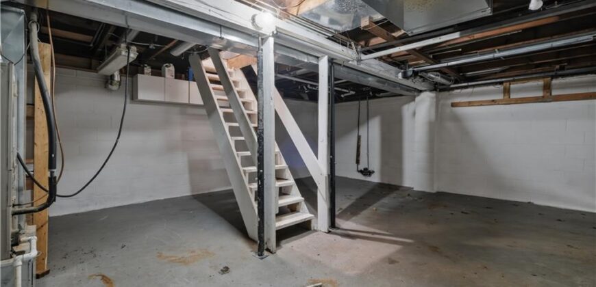 6200 NE Russell Road, Kansas City, MO 64117