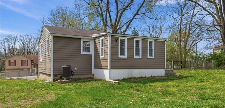 6200 NE Russell Road, Kansas City, MO 64117