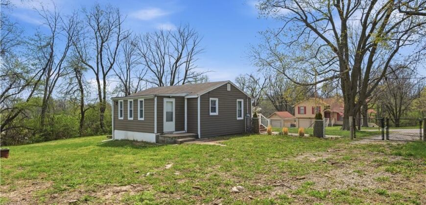 6200 NE Russell Road, Kansas City, MO 64117