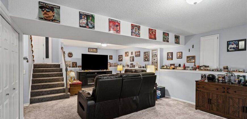 1404 NE 196th Street, Smithville, MO 64089