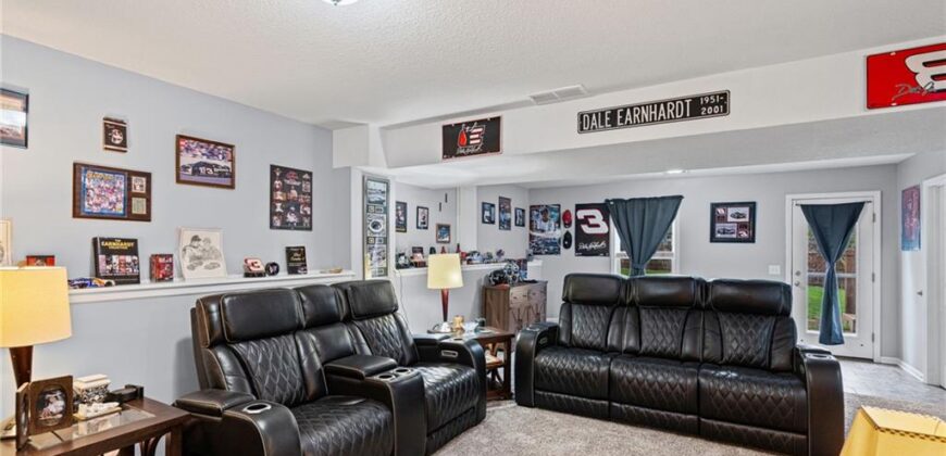 1404 NE 196th Street, Smithville, MO 64089