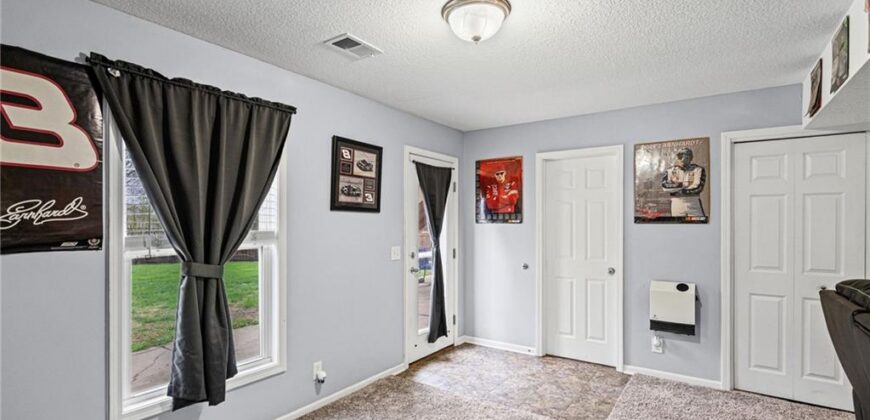 1404 NE 196th Street, Smithville, MO 64089