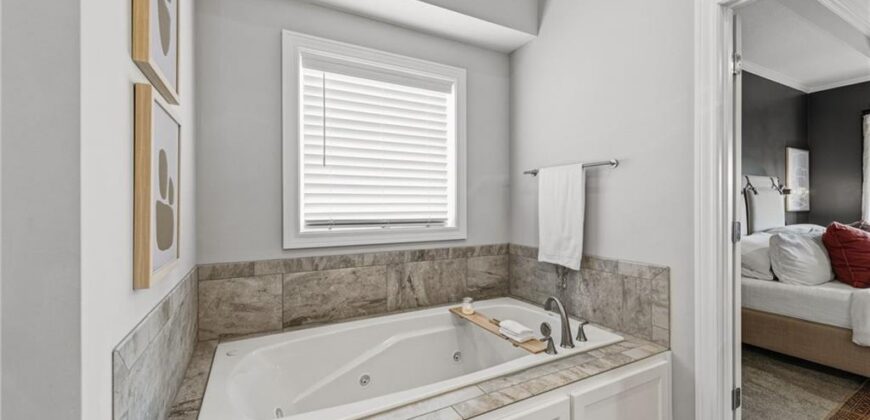 5745 Barn Hill Road, Parkville, MO 64152