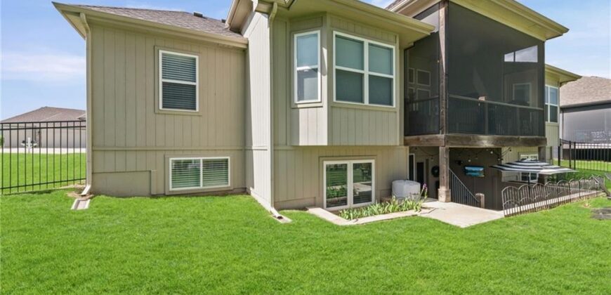 5745 Barn Hill Road, Parkville, MO 64152