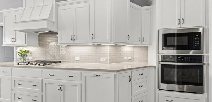 5745 Barn Hill Road, Parkville, MO 64152