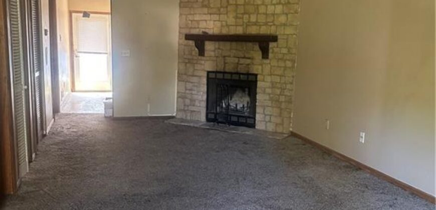 8213 NW Mace Road, Kansas City, MO 64152