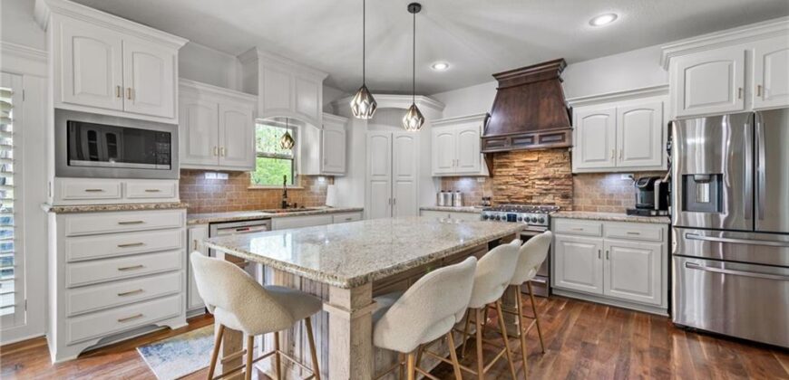 15190 N Cherry Court, Parkville, MO 64152