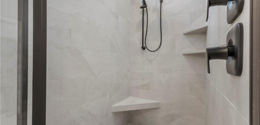 4830 NW Huonker Court, Riverside, MO 64150