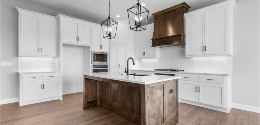 4830 NW Huonker Court, Riverside, MO 64150