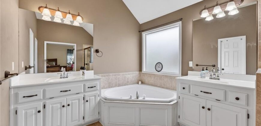 6719 NW Monticello Terrace, Parkville, MO 64152