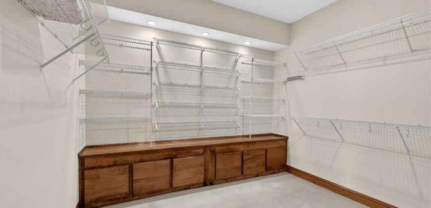 8615 NW Baker Road Circle, Kansas City, MO 64153