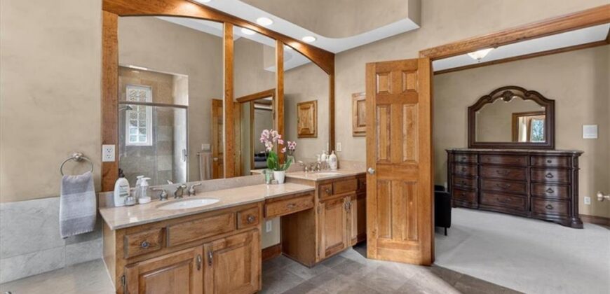 8615 NW Baker Road Circle, Kansas City, MO 64153