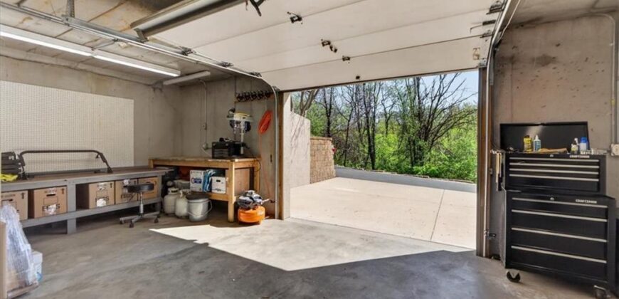 8615 NW Baker Road Circle, Kansas City, MO 64153