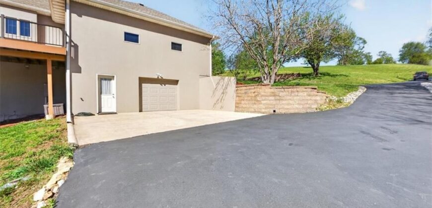 8615 NW Baker Road Circle, Kansas City, MO 64153