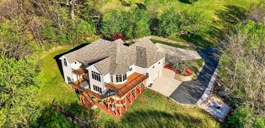 8615 NW Baker Road Circle, Kansas City, MO 64153