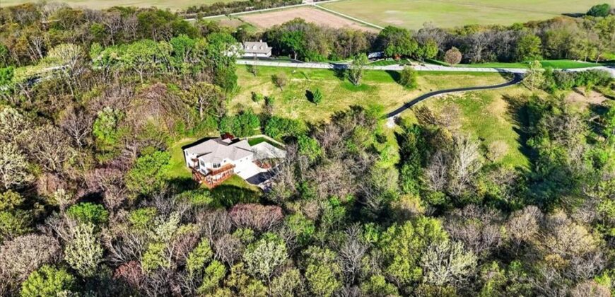 8615 NW Baker Road Circle, Kansas City, MO 64153