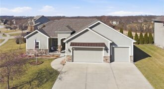 17710 Mission Ridge Drive, Smithville, MO 64089