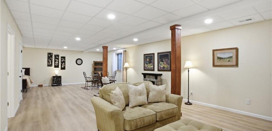 17710 Mission Ridge Drive, Smithville, MO 64089