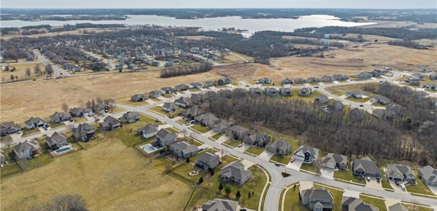 17710 Mission Ridge Drive, Smithville, MO 64089