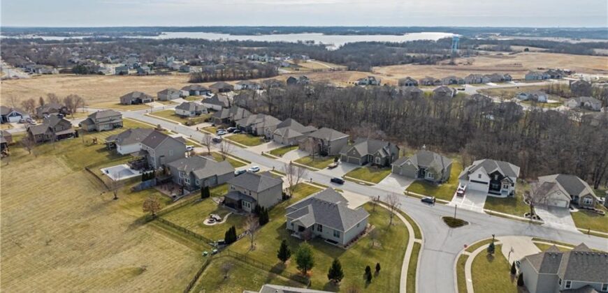17710 Mission Ridge Drive, Smithville, MO 64089