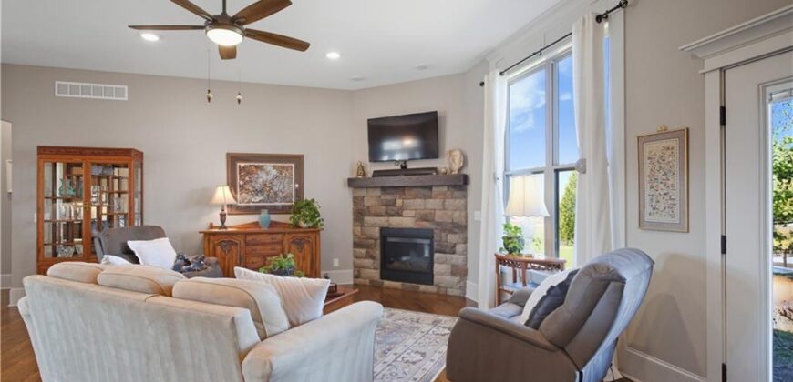 17710 Mission Ridge Drive, Smithville, MO 64089