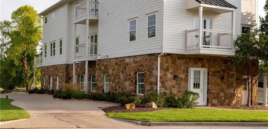 10875 Allen Way, Parkville, MO 64152