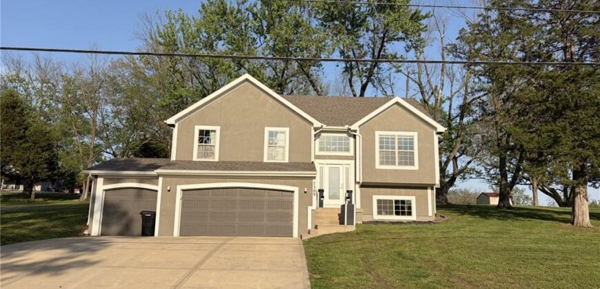 7309 NW Locust Drive, Kansas City, MO 64152