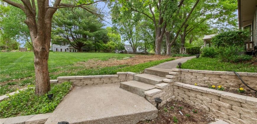 7610 NW Westside Drive, Weatherby Lake, MO 64152