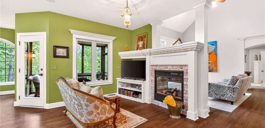8829 N Glenwood Avenue, Kansas City, MO 64157