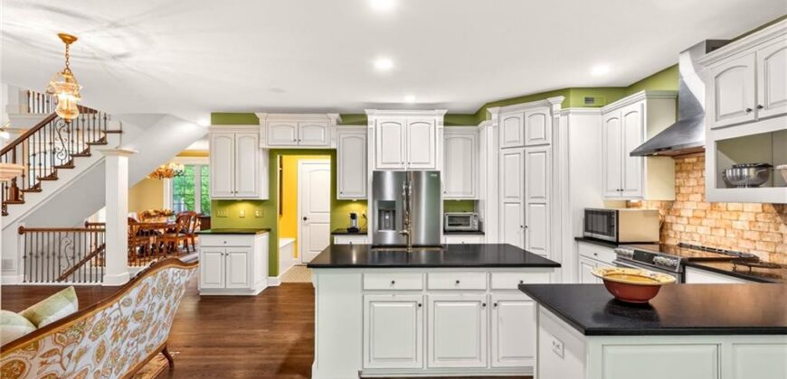 8829 N Glenwood Avenue, Kansas City, MO 64157