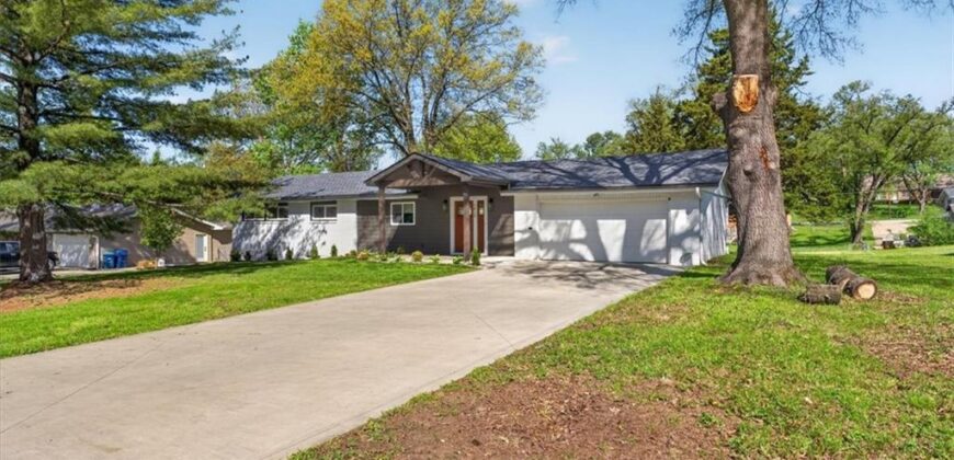 7810 NW Bluegrass Drive, Parkville, MO 64152