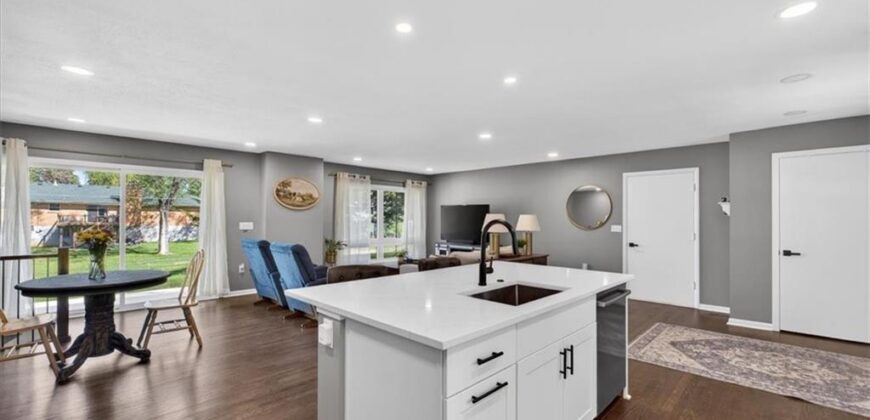 7810 NW Bluegrass Drive, Parkville, MO 64152