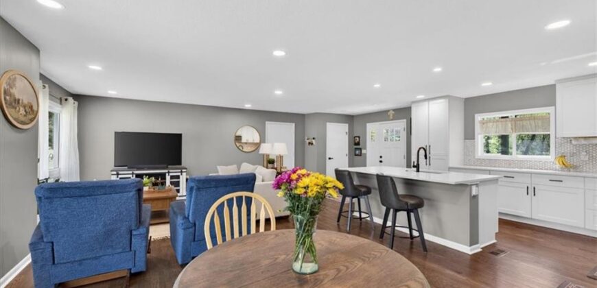 7810 NW Bluegrass Drive, Parkville, MO 64152