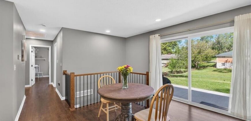 7810 NW Bluegrass Drive, Parkville, MO 64152