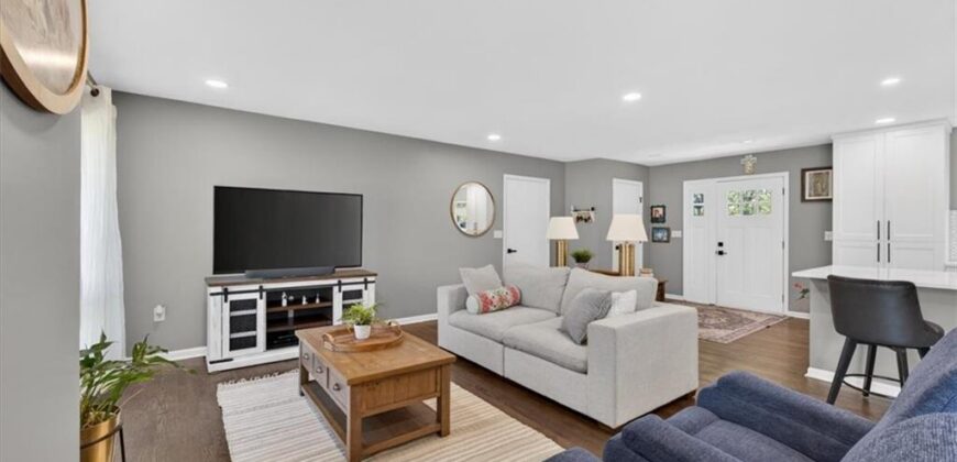 7810 NW Bluegrass Drive, Parkville, MO 64152