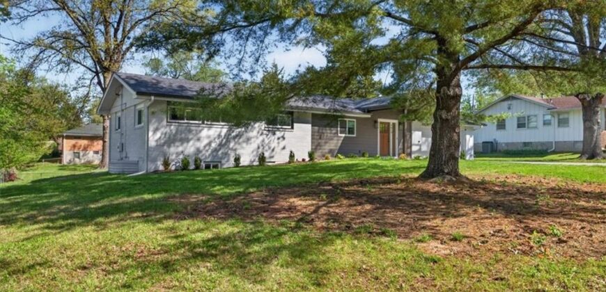 7810 NW Bluegrass Drive, Parkville, MO 64152