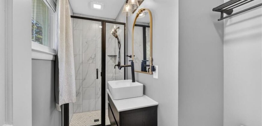 7810 NW Bluegrass Drive, Parkville, MO 64152