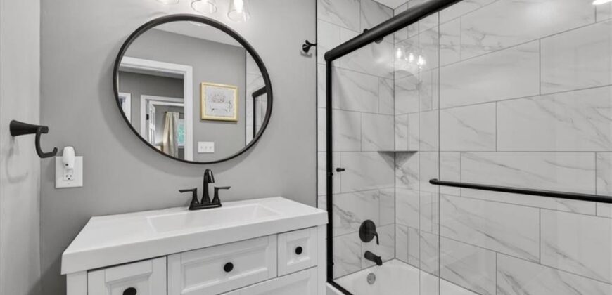 7810 NW Bluegrass Drive, Parkville, MO 64152