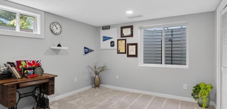 7810 NW Bluegrass Drive, Parkville, MO 64152