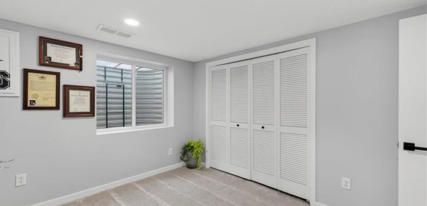 7810 NW Bluegrass Drive, Parkville, MO 64152