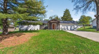 7810 NW Bluegrass Drive, Parkville, MO 64152