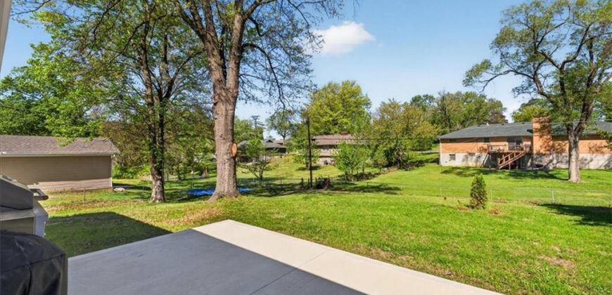 7810 NW Bluegrass Drive, Parkville, MO 64152
