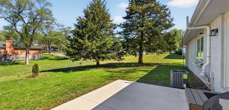 7810 NW Bluegrass Drive, Parkville, MO 64152