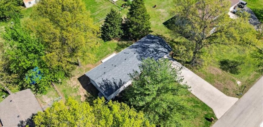 7810 NW Bluegrass Drive, Parkville, MO 64152